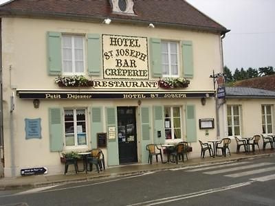 Logis Hotel Saint-Joseph Sancoins Екстер'єр фото