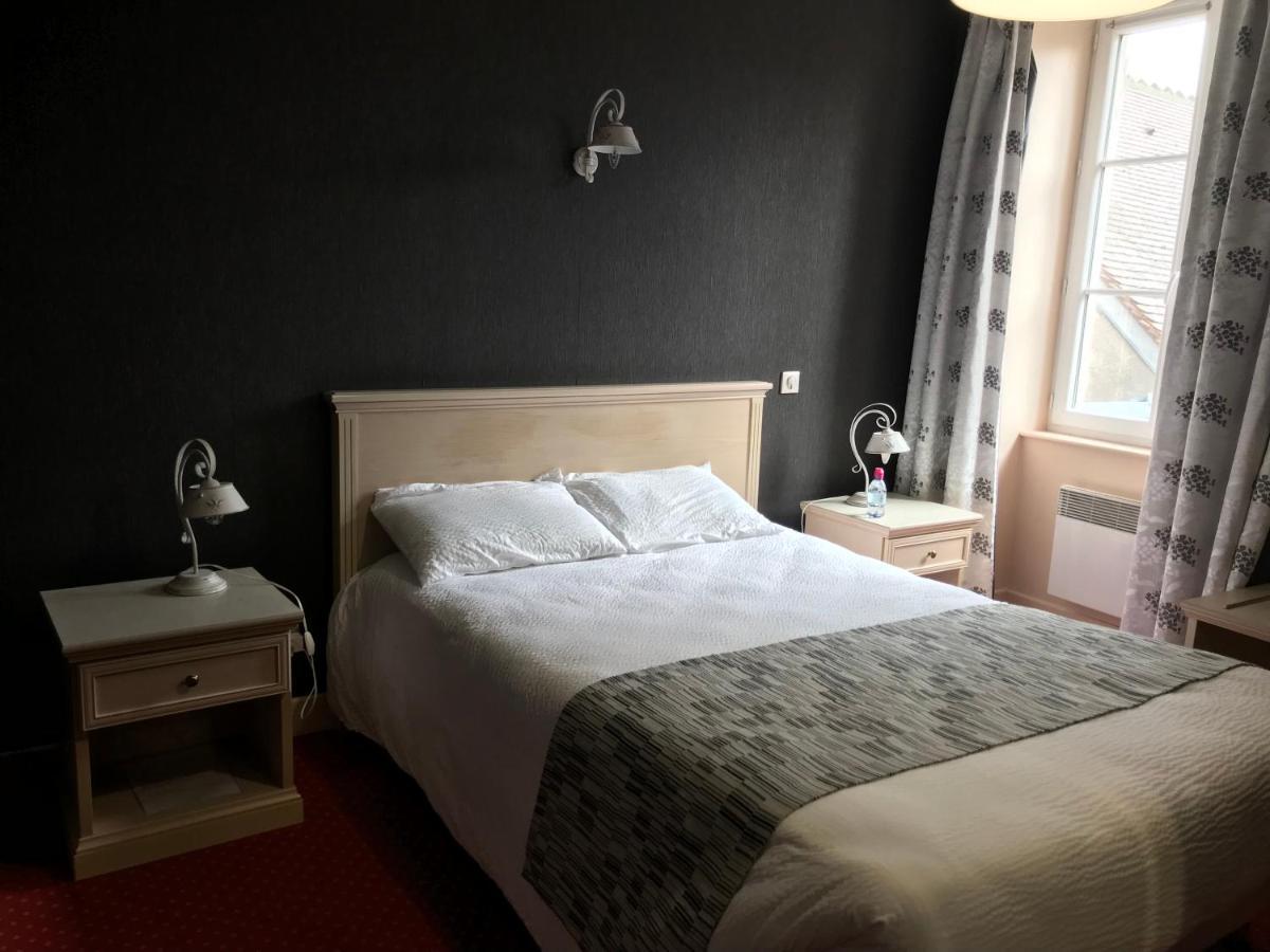 Logis Hotel Saint-Joseph Sancoins Екстер'єр фото