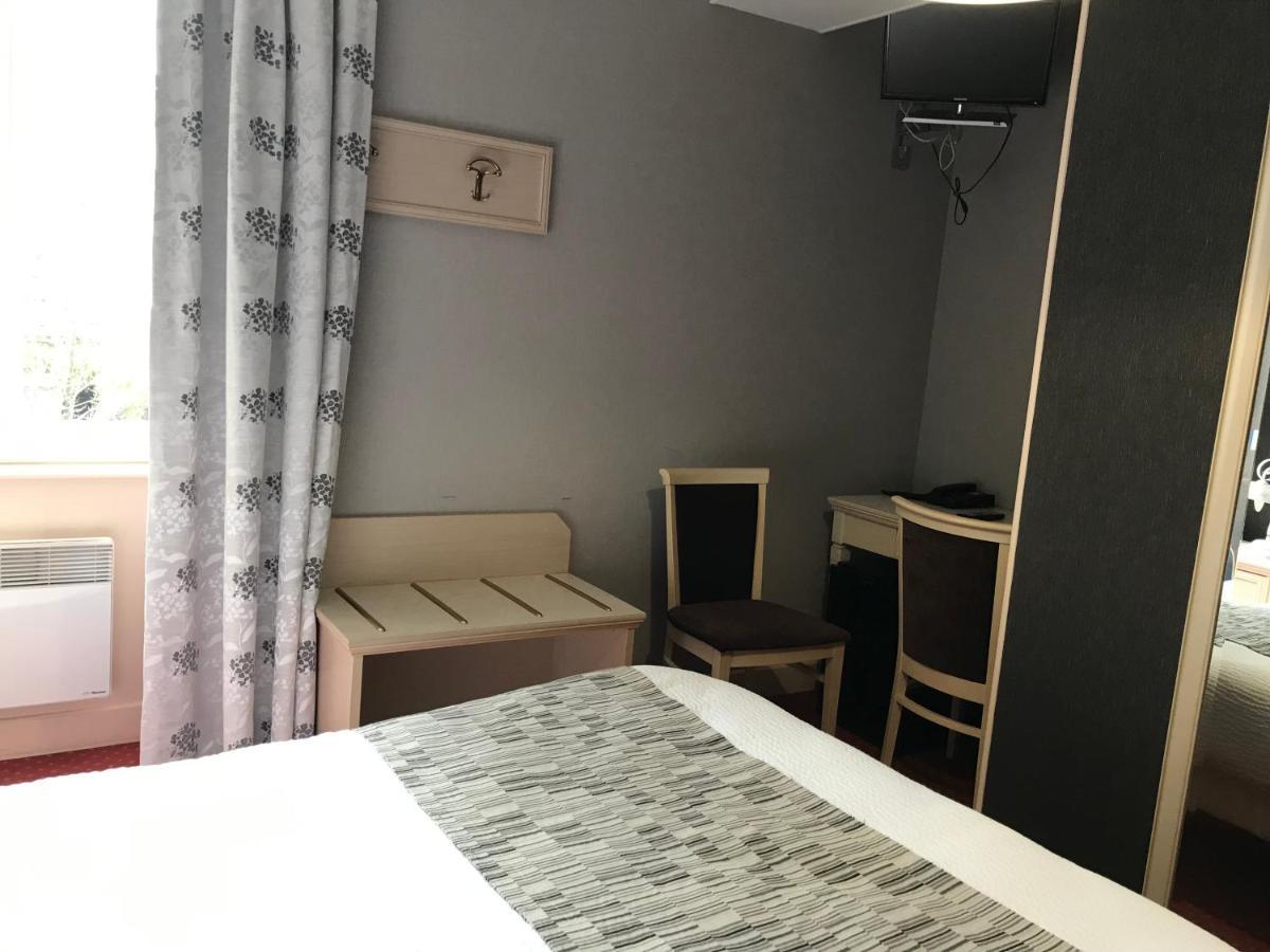 Logis Hotel Saint-Joseph Sancoins Екстер'єр фото