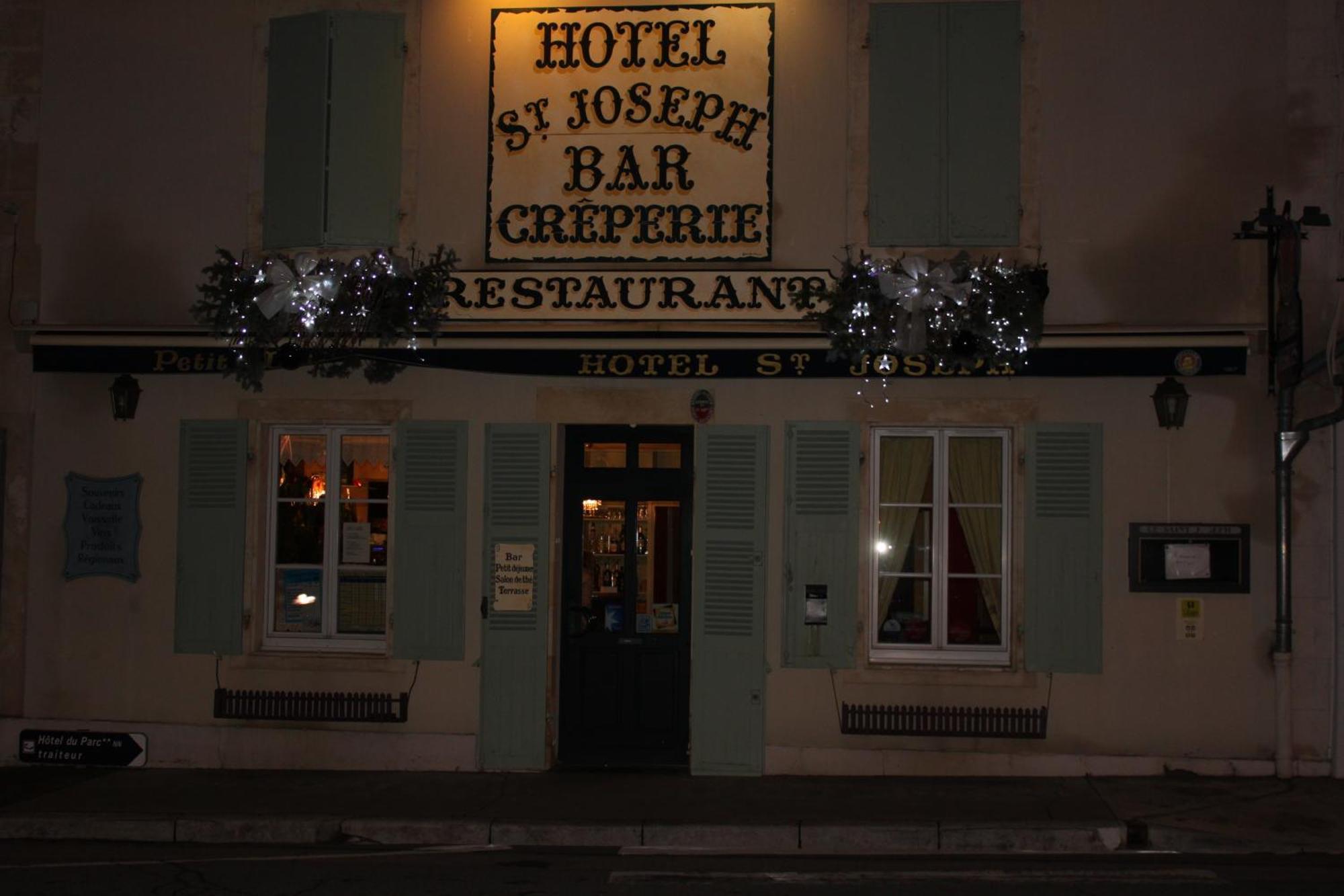 Logis Hotel Saint-Joseph Sancoins Екстер'єр фото